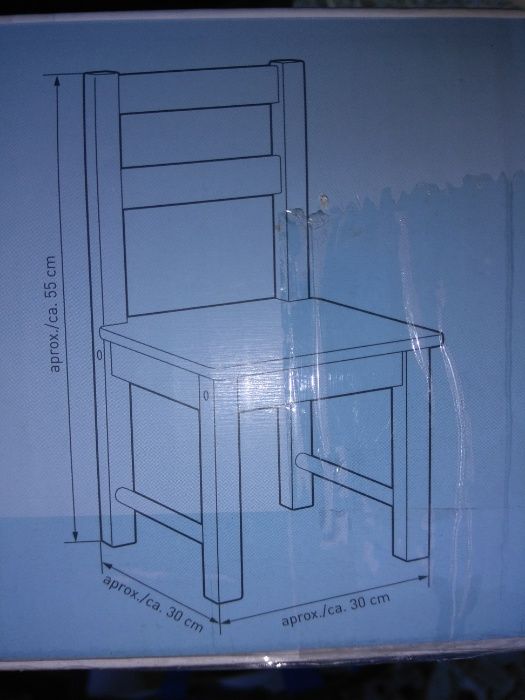 Mesa e 2 cadeiras de madeira para criança