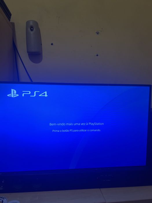 Vendo Playstation 4 PRO com dois comandos