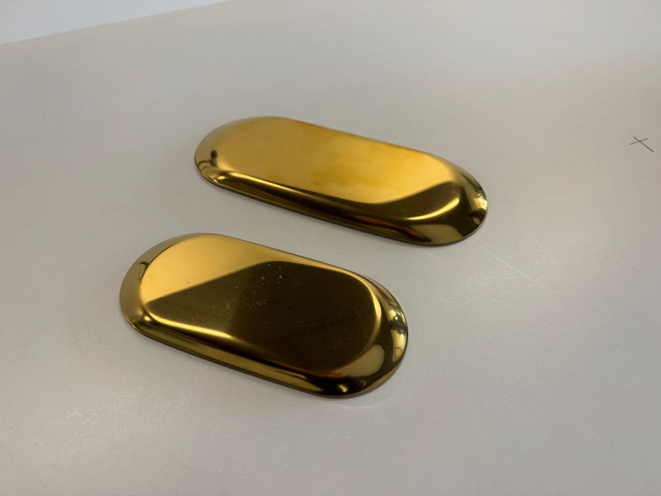2 Bandejas douradas metálicas novas