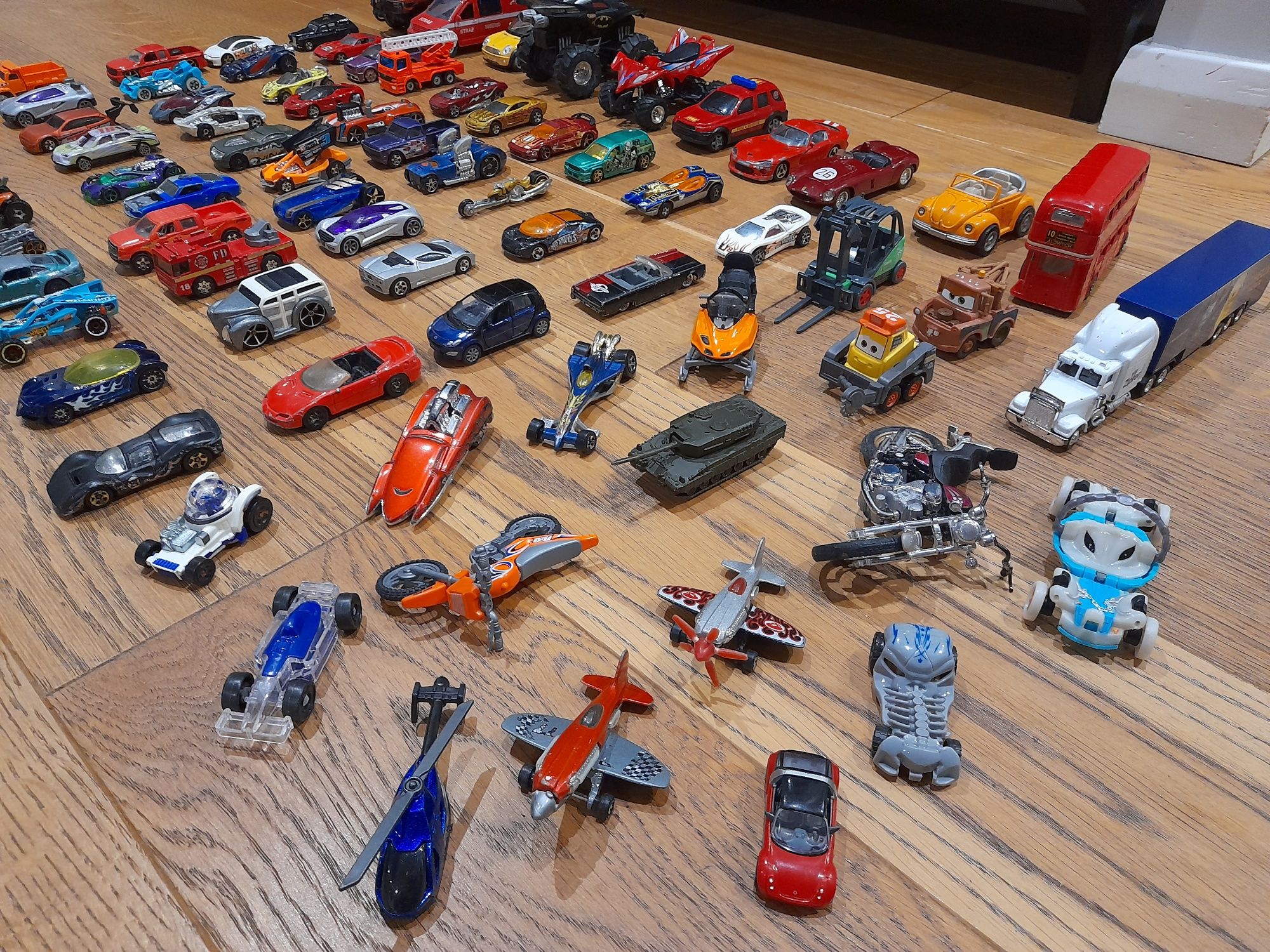 Hot wheels, resoraki, samochodziki, auta