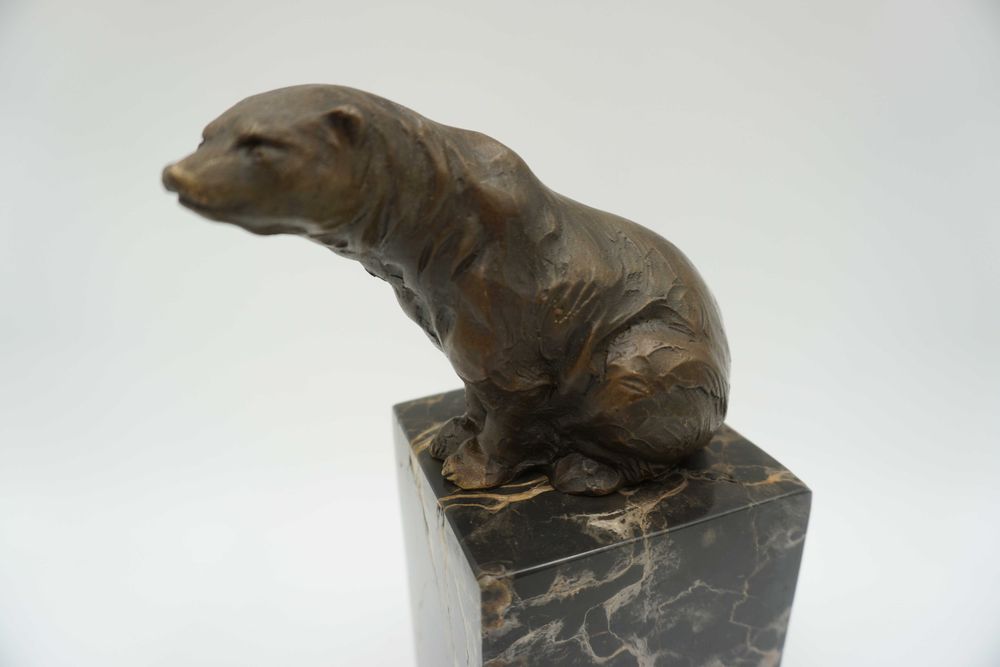 Figura z brązu niedźwiedź miś na kamieniu