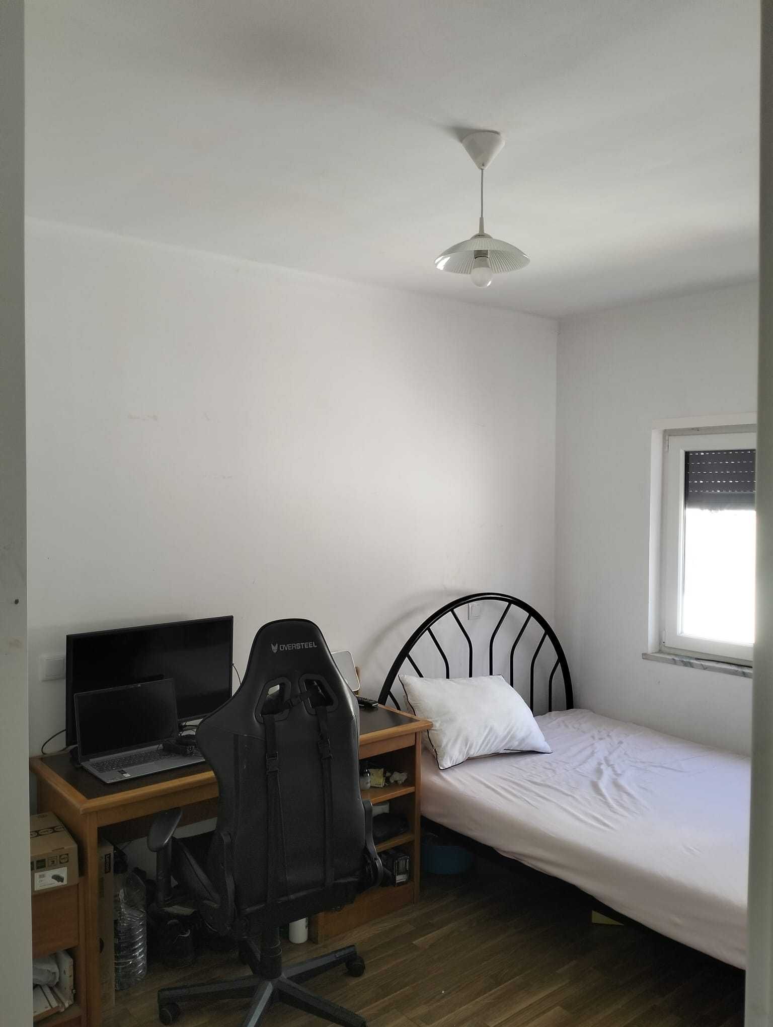 Quarto com cama de casal, individual em apto com ótima localização