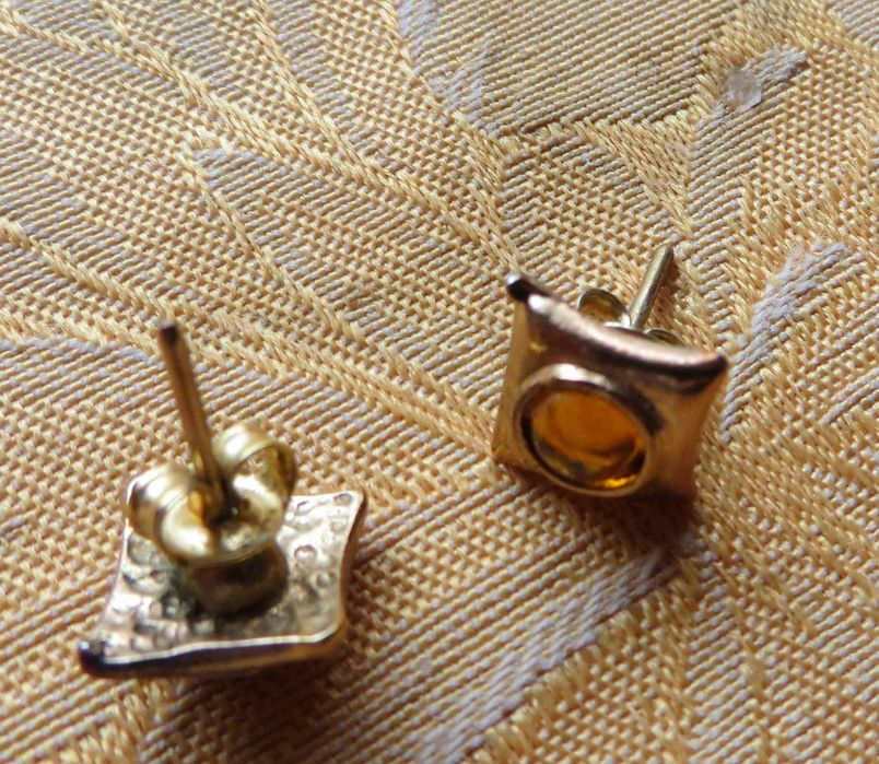 Brincos com banho em ouro e pedra amarela - Medida: 1 X 1 cm