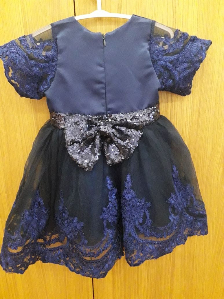 Vestido azul marinho em cetim e tule.