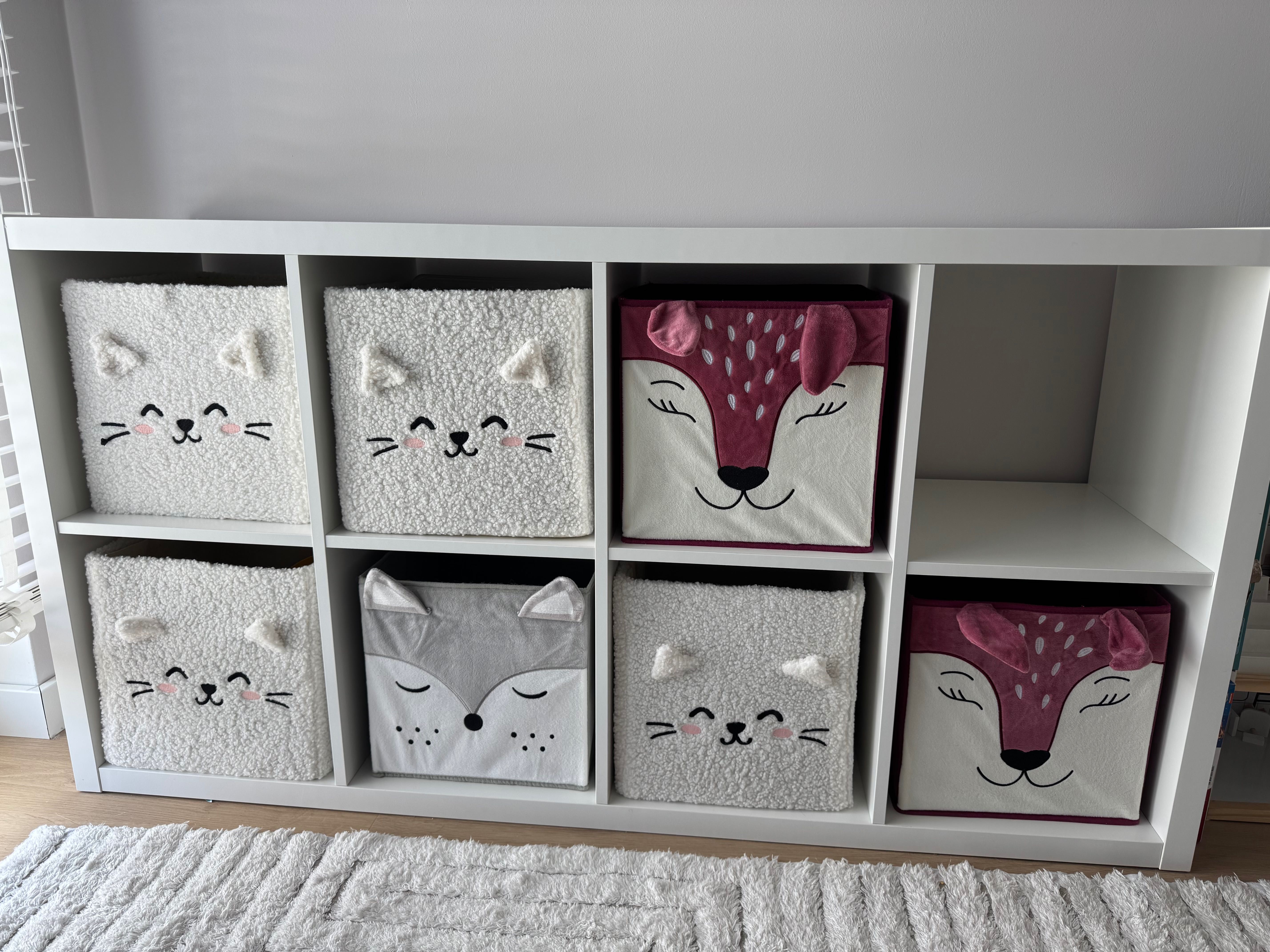 Regał kallax ikea z pojemnikami