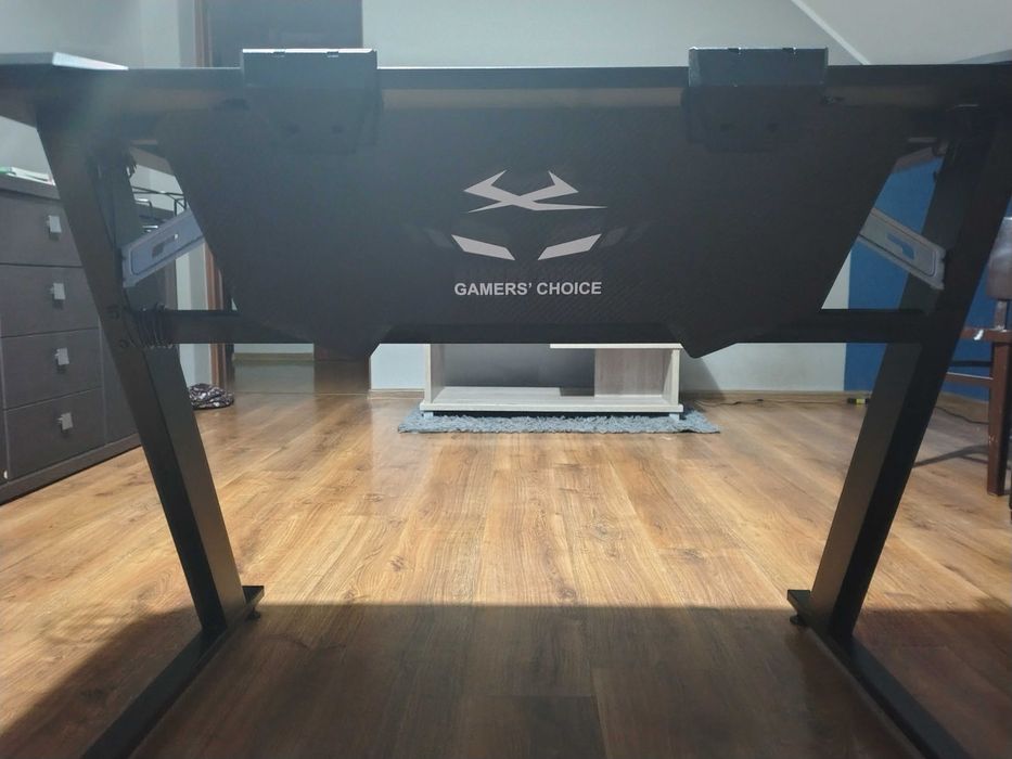Biurko gaming'owe LINDHOLM LED z uchwytem na kubek oraz na słuchawki