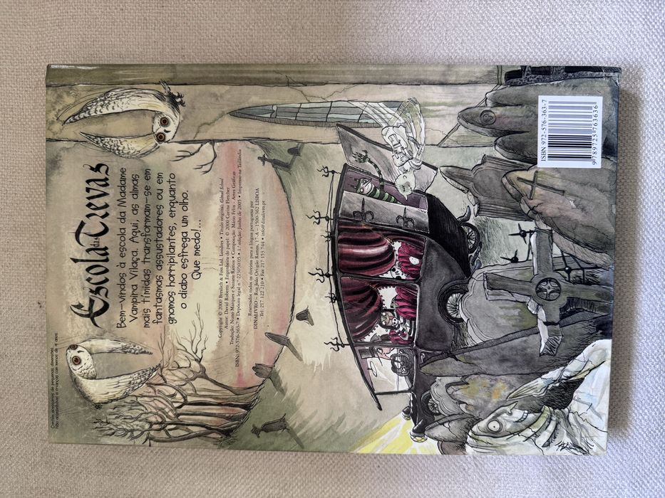 Livro tridimensional - Escola das Trevas