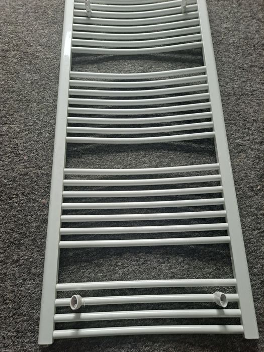 Grzejnik łazienkowy o wymiarach szer .60  cm  i wysokośći 130 cm