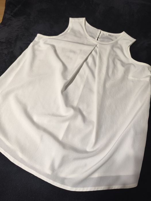 Przewiewna biała bluzka bez rękawów z marszczeniem