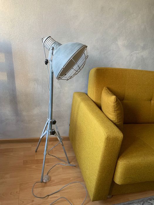 Lampa loft stojąca