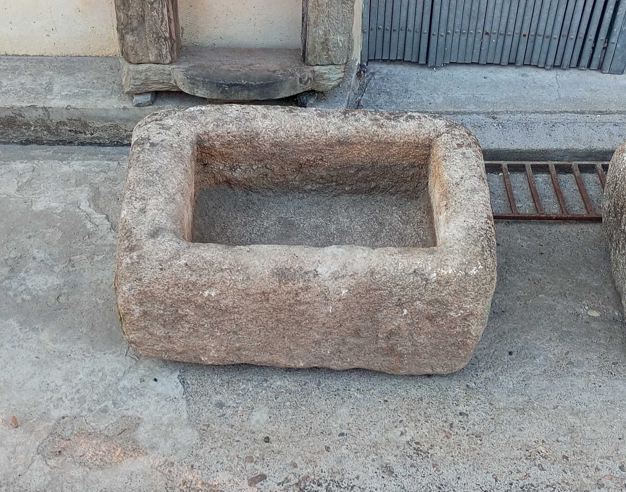 Antiga pia em pedra (74 x 51 x 36 cm)