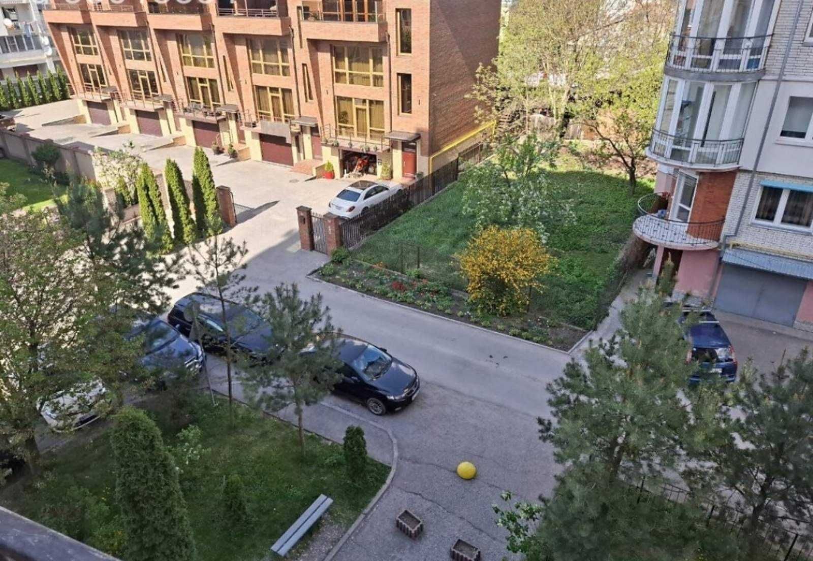 Продається простора 1-кімнатна квартира на Новому світі