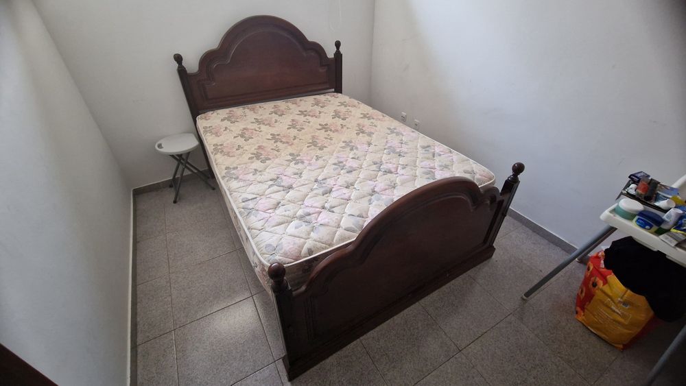 Cama de casal com colchão usado