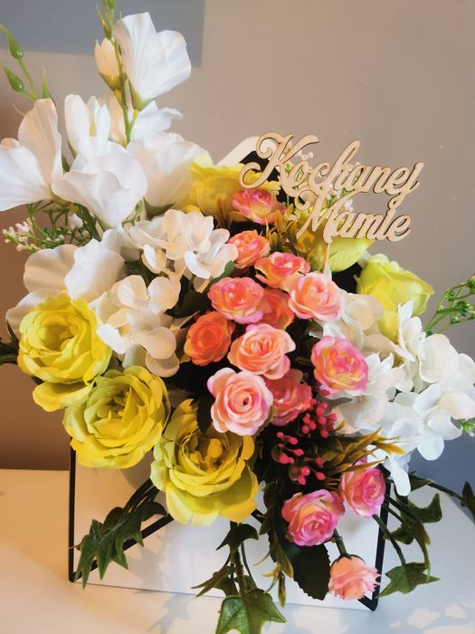 Kompozycja kwiatów w kopercie