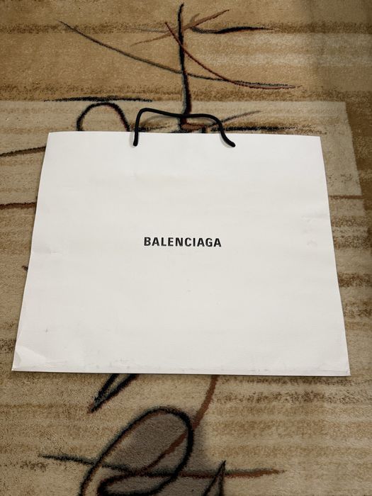 Брендові пакети, коробки, пакування, пильники.