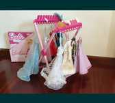 Cabide com vestidos da Barbie