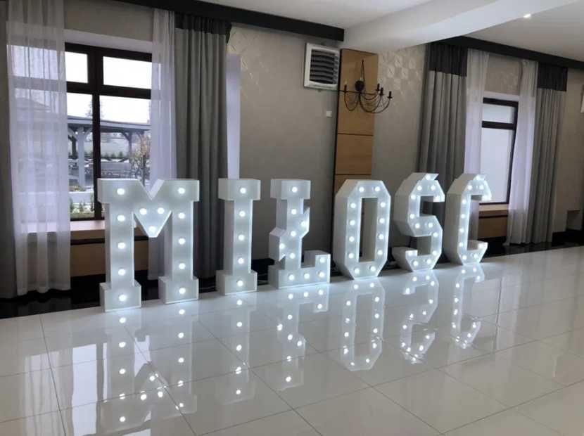 Napis LOVE, 18, ciężki dym, telefon życzeń, fontanna/wiatrak/ iskier