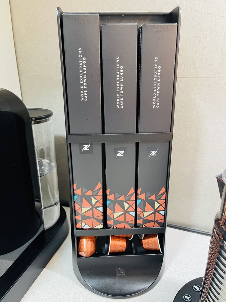 Máquina de café, dispensador de cápsulas e aeroccino