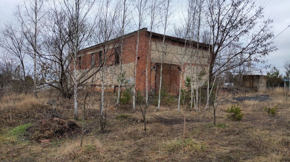 Земельна ділянка з приміщенням