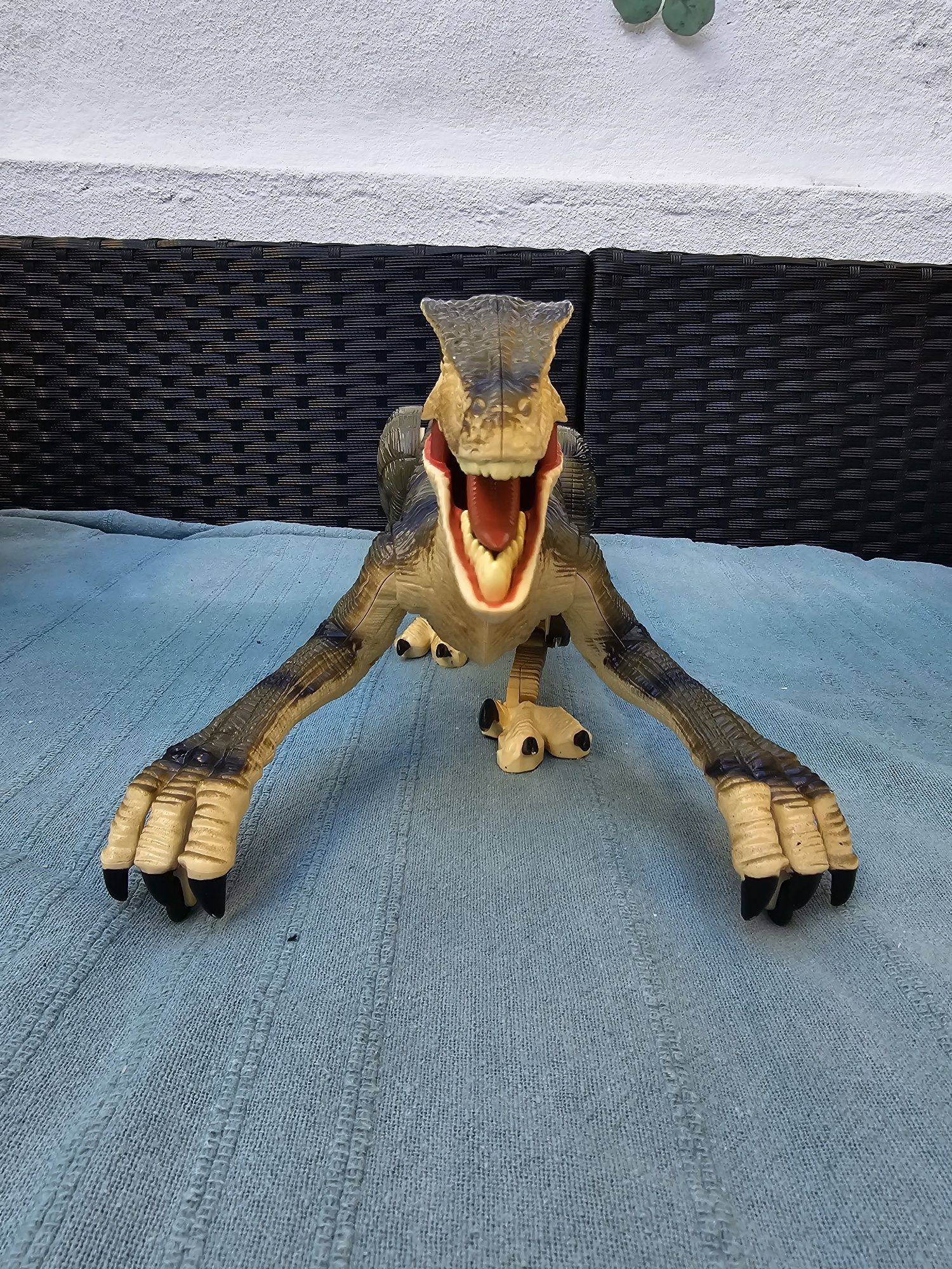 Dinossauro Velociraptor telecomandado