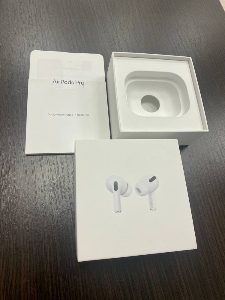 Гарнитура AirPods