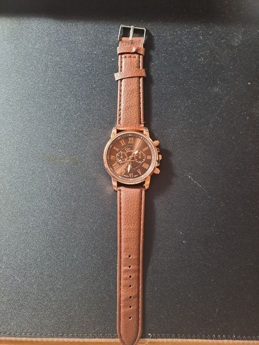Relógio castanho