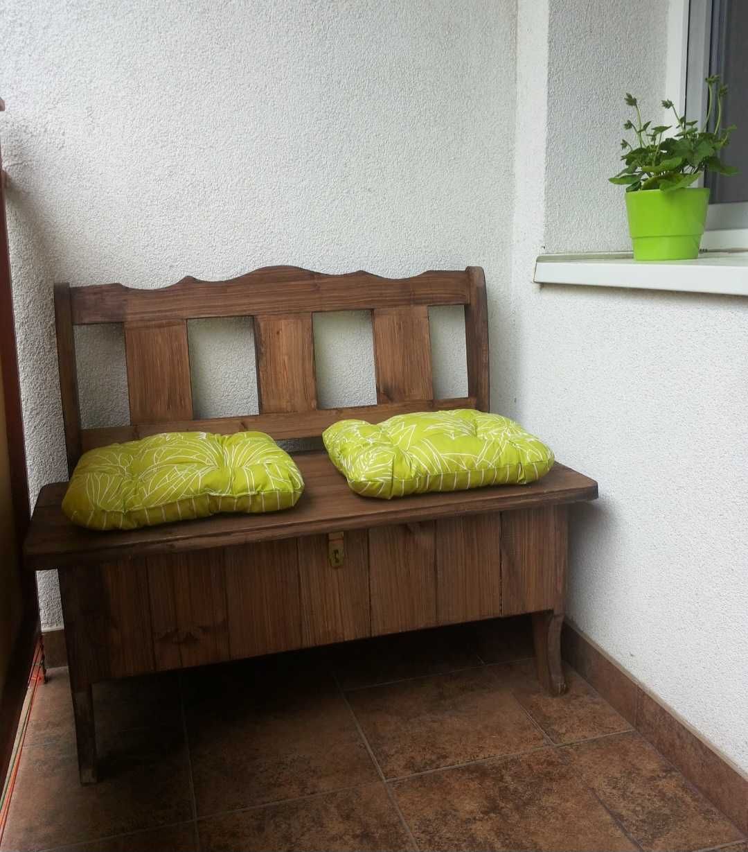 Ławka ze schowkiem i oparciem drewniana na balkon