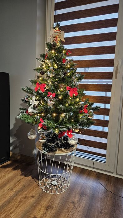 Choinka sztuczna z szyszkami 120cm