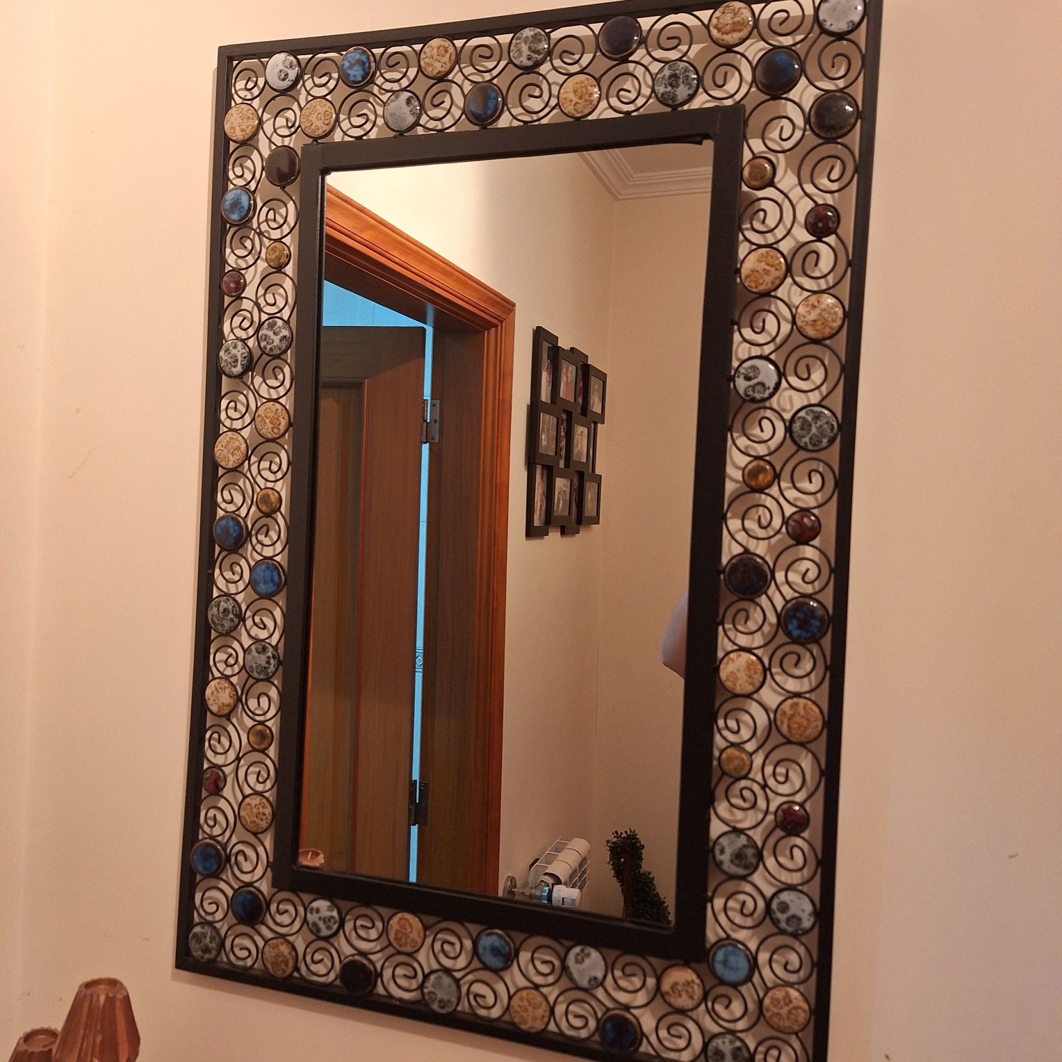 Mesa e espelho para entrada de moradia