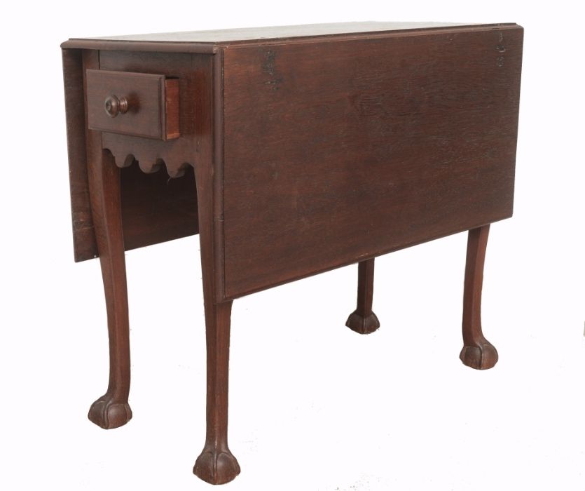 Mesa de abas antiga em madeira entalhada