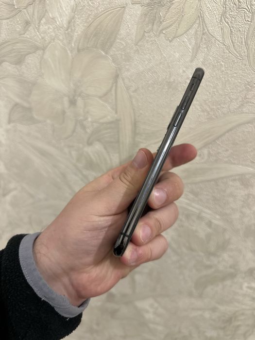 iPhone X 64g не вмикається