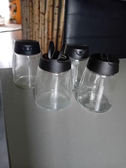 Pojemniki szklane na przyprawy z dozowaniem