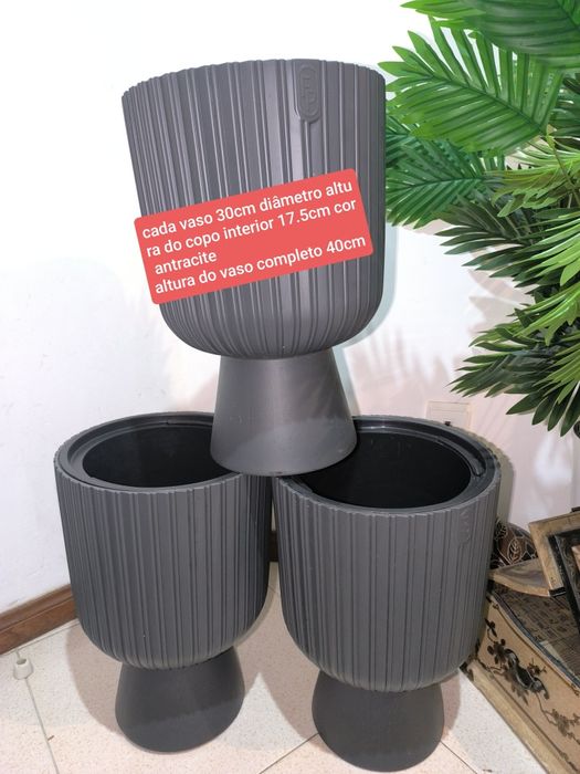 Vasos e floreiras variados