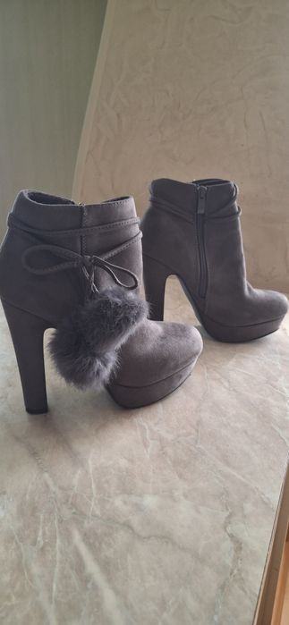 Замшеві ботильони на підборах р.37