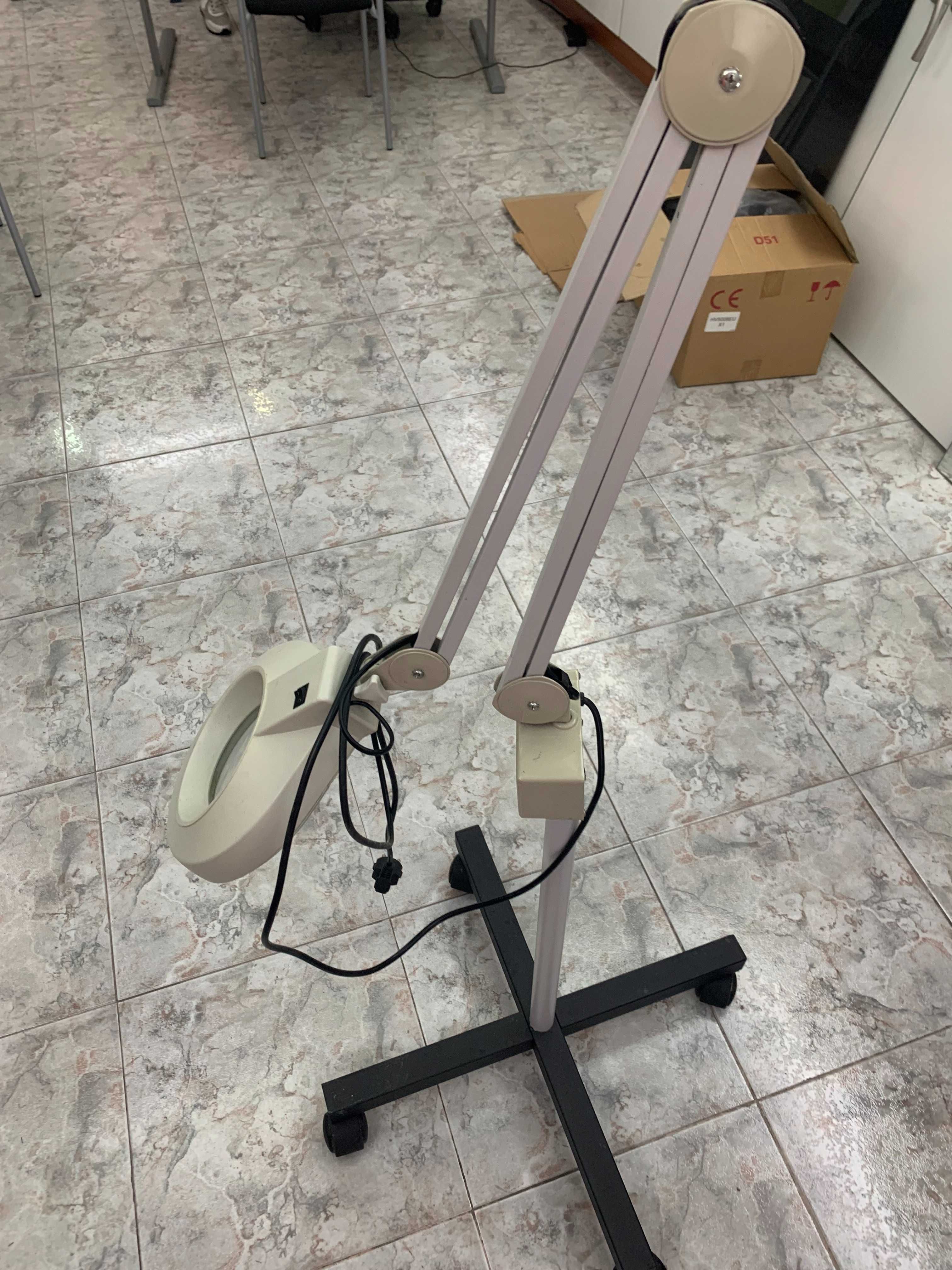 Lupa com iluminação