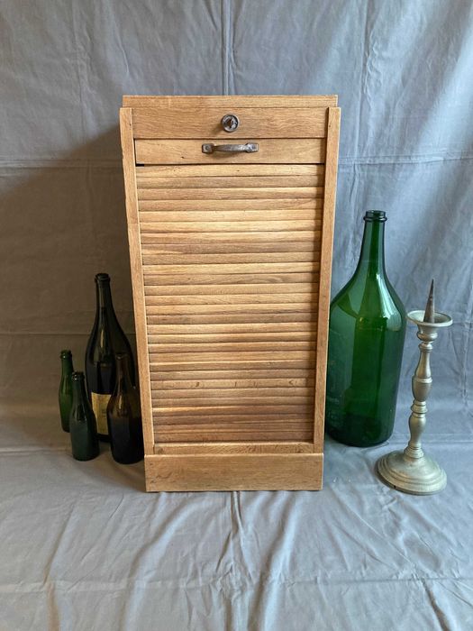 Drewniana szafka archiwum z opuszczaną roletą