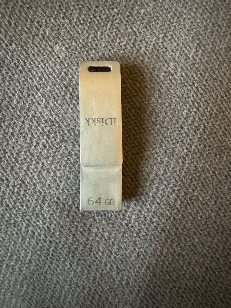 Sprzedam pendrive dla iPhona. Pojemnosc 64 GB.