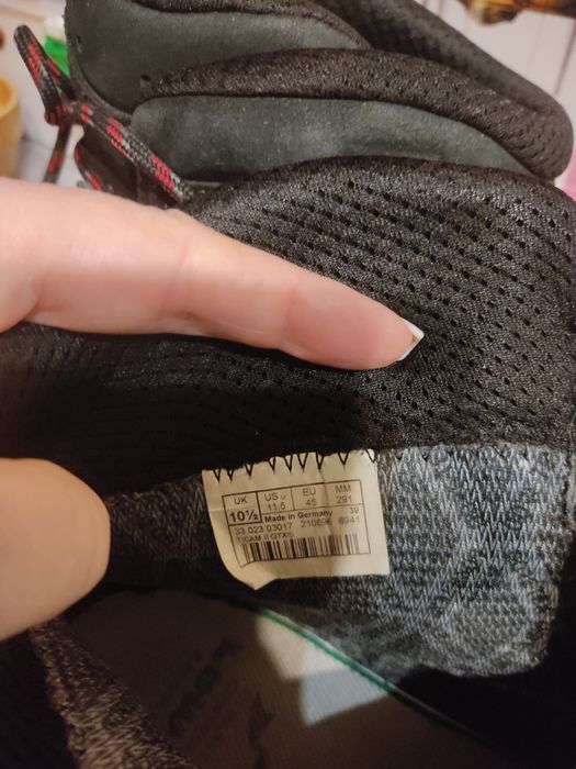 Продам черевики чоловічі Lowa