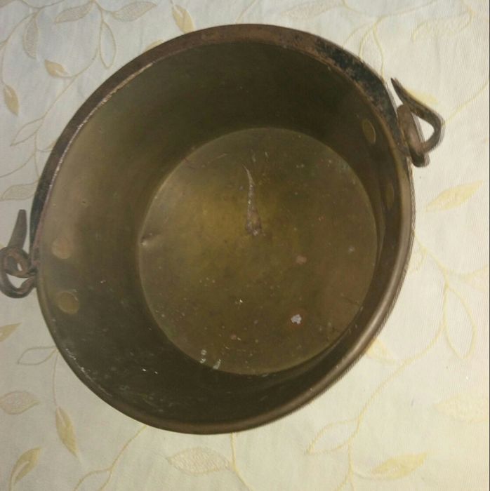 caldeira em cobre, muito antiga. com 37 cm de diâmetro e 11 cm altura