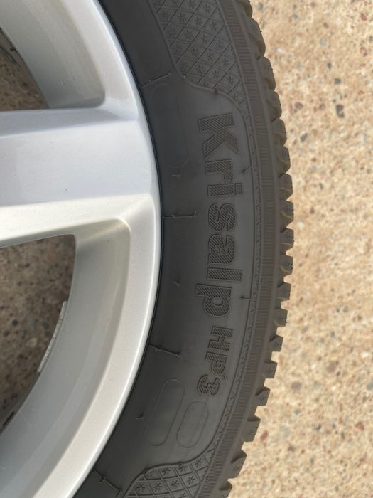 Oryginalne felgi z oponami zimowymi VW Golf 16 cali 4 szt.