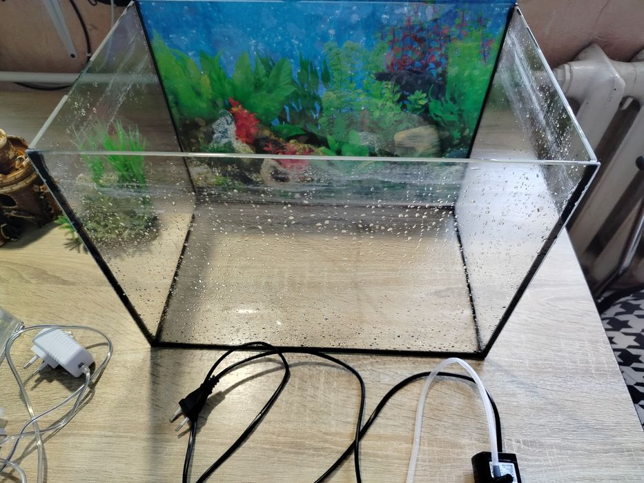 Продам аквариум на 30 литров.