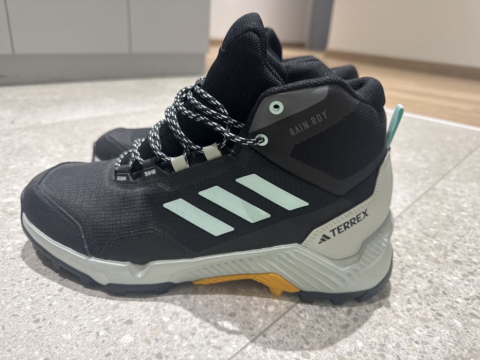 Кросівки adidas.