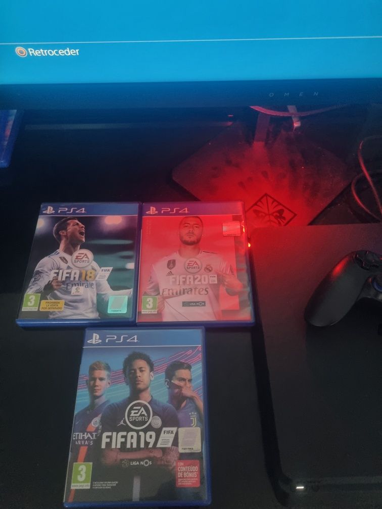 Ps4 slim 1Tb + 4 jogos + comando Wireless