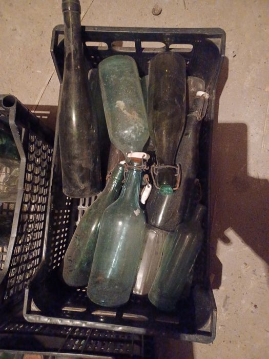 Stare butelki z korkami lub bez