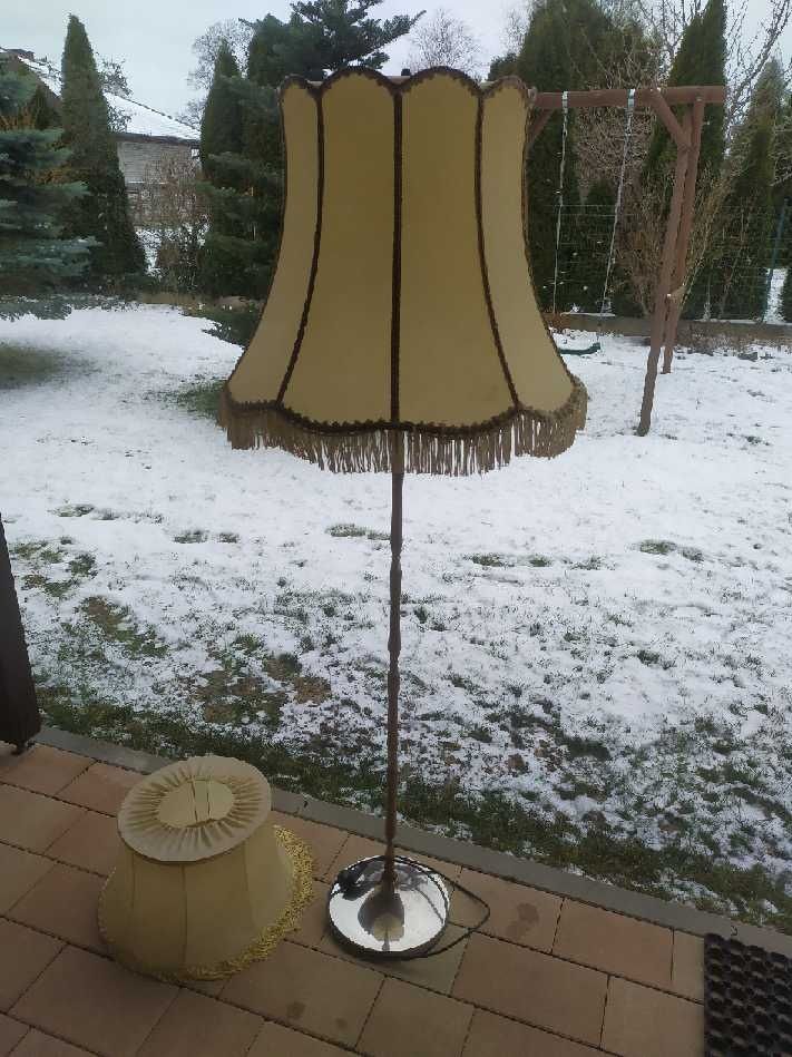 Lampa stojąca klastyczna