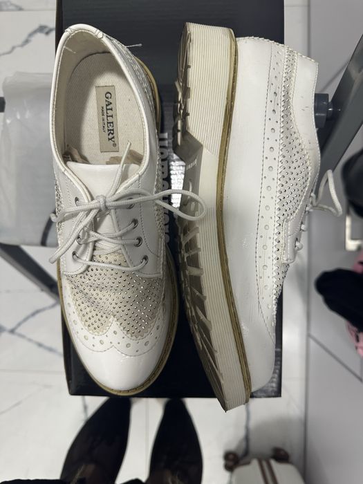 Весняні лакові туфлі броги