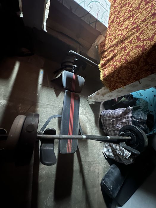 banco de musculação com barra e pesos