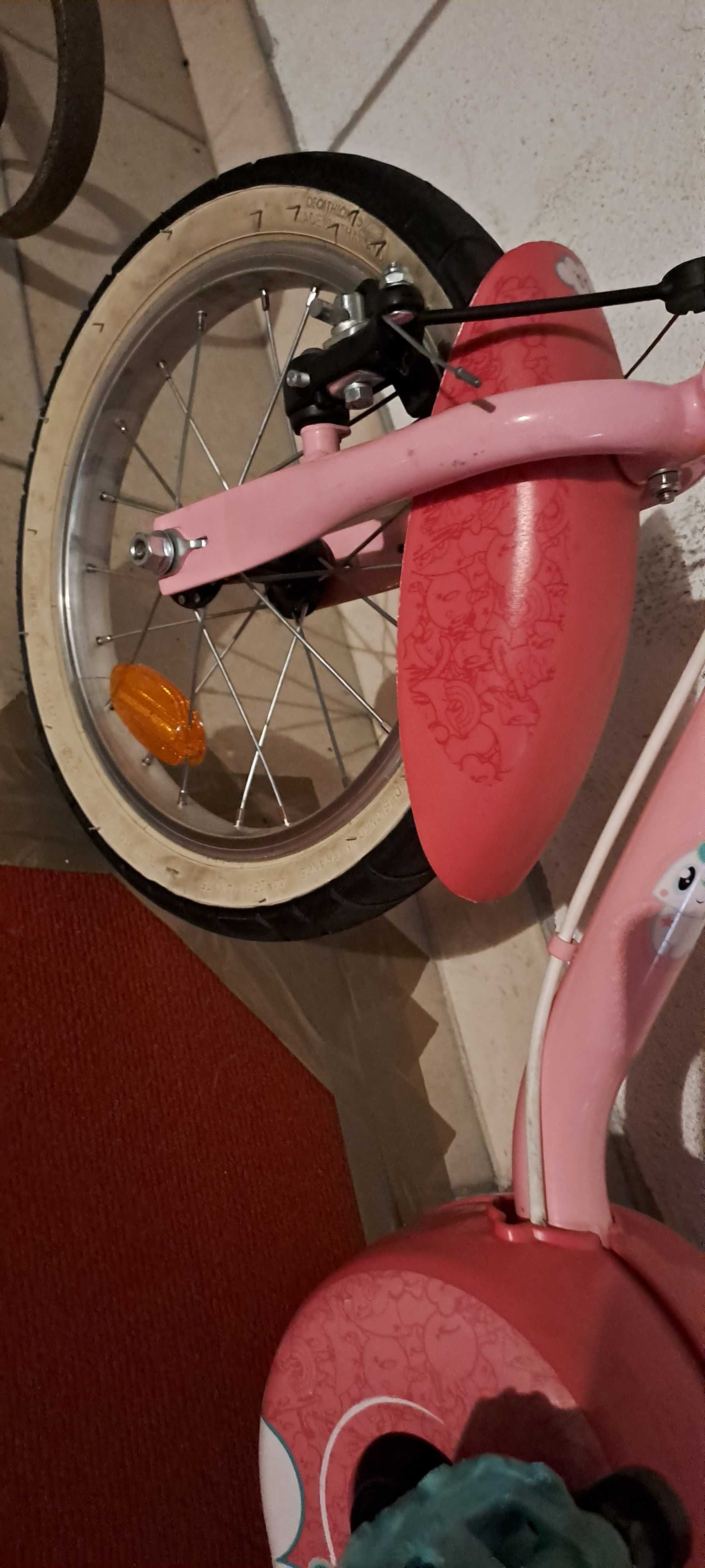 Bicicleta rosa com rodinhas