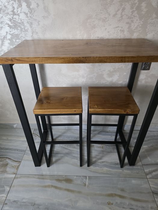 Барний дерев'яний стіл