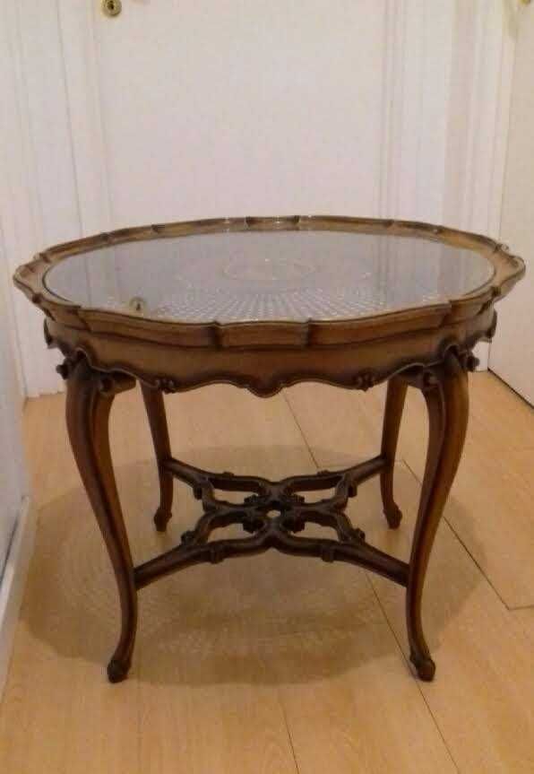 Mesa Antiga com vidro s/ motivo em palhinha